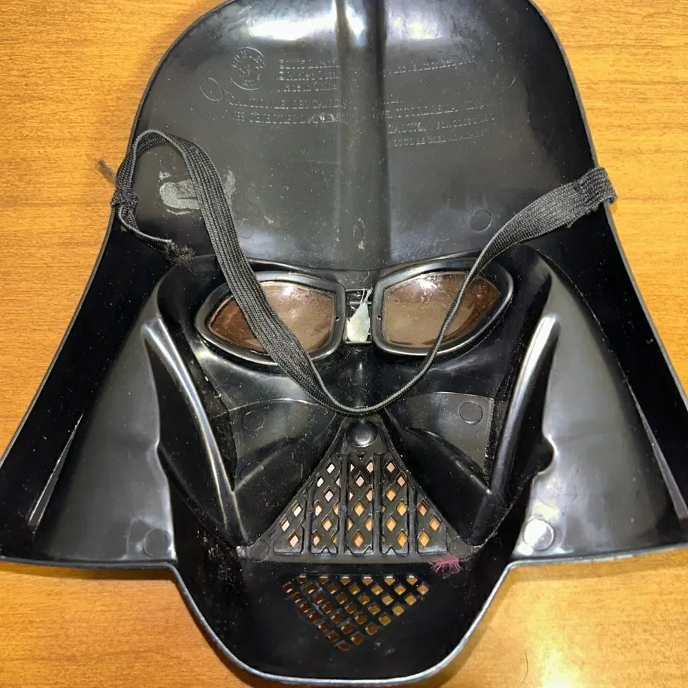Darth Vadar plastic mask - Picture 3 of 3